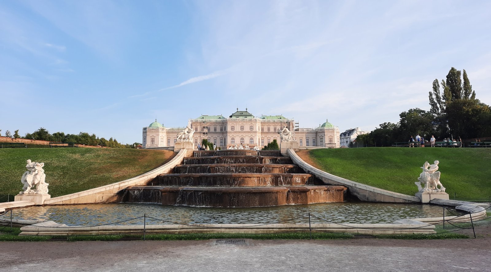 Horní Belveder (Oberes Belvedere) ze zahrad a jeho maskování lešení při rekonstrukcích