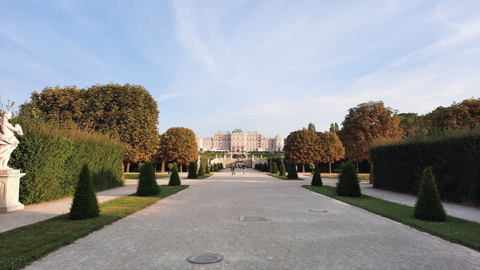 Horní Belveder (Oberes Belvedere) ze zahrad a jeho maskování lešení při rekonstrukcích