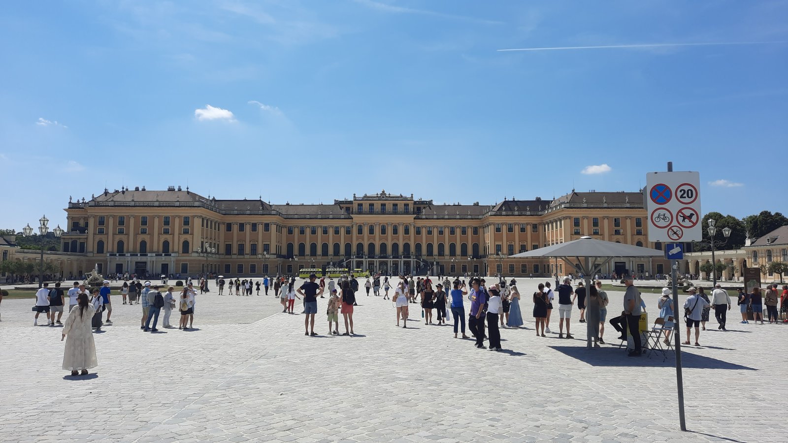Zámek Schönbrunn - nádvoří zámku od vstupní brány