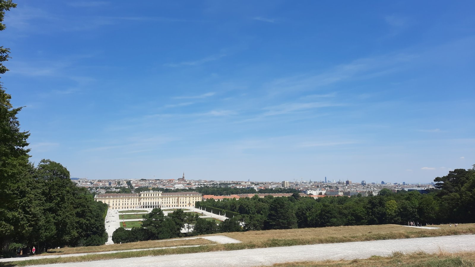 Zámek Schönbrunn a Vídeň - foceno z dlouhé a strmé cesty ke Glorittě