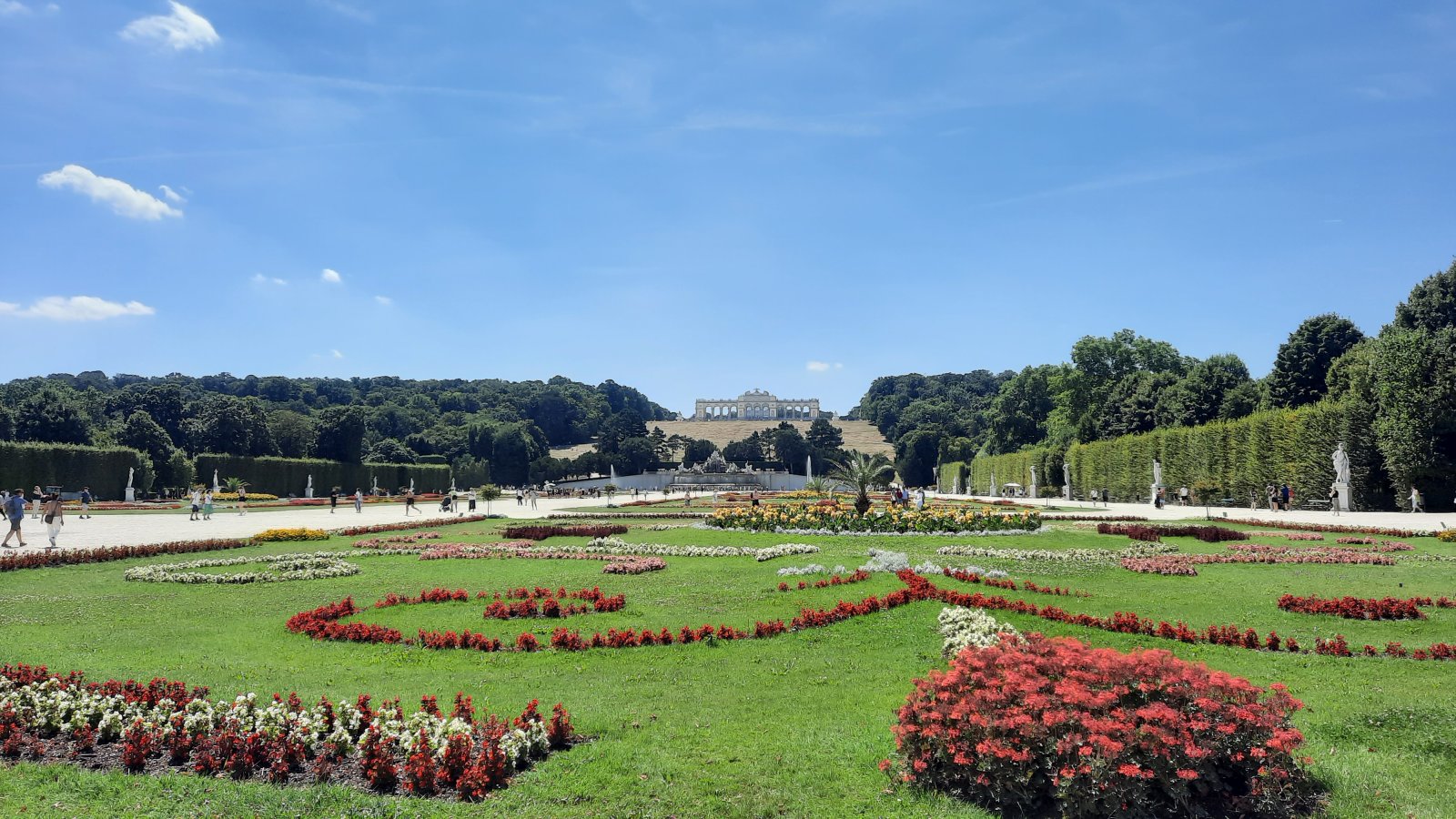 Zahrady zámku Schönbrunn - foceno směrem ke Gloriettě