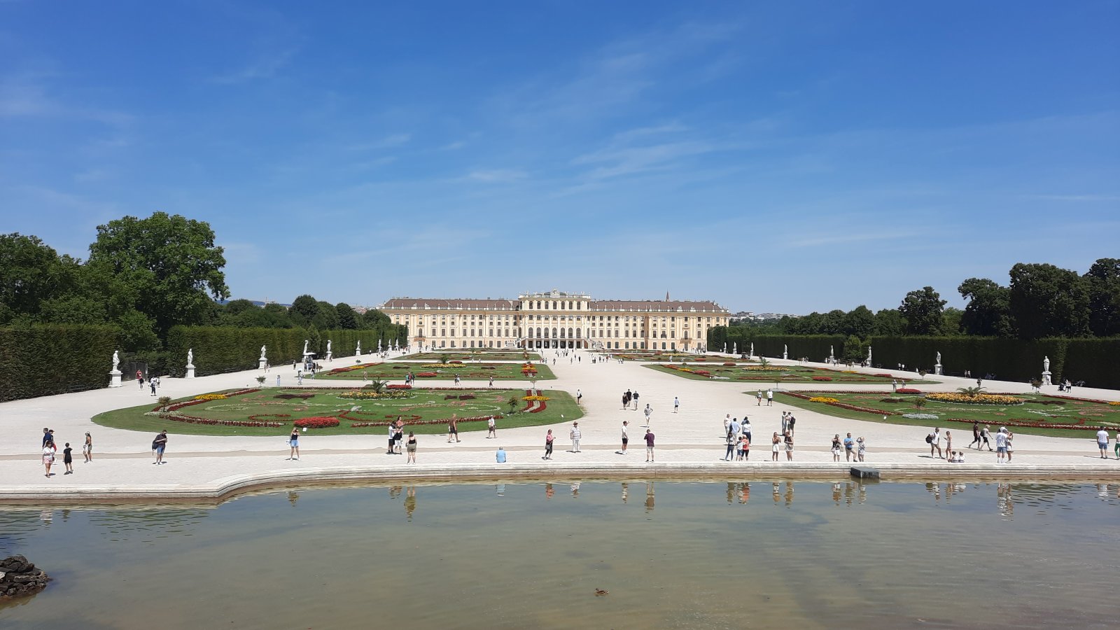 Zámek Schönbrunn foceno od Neptunovy fontány