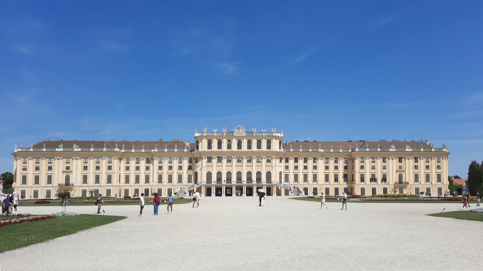 Zámek Schönbrunn - foceno ze zahrady