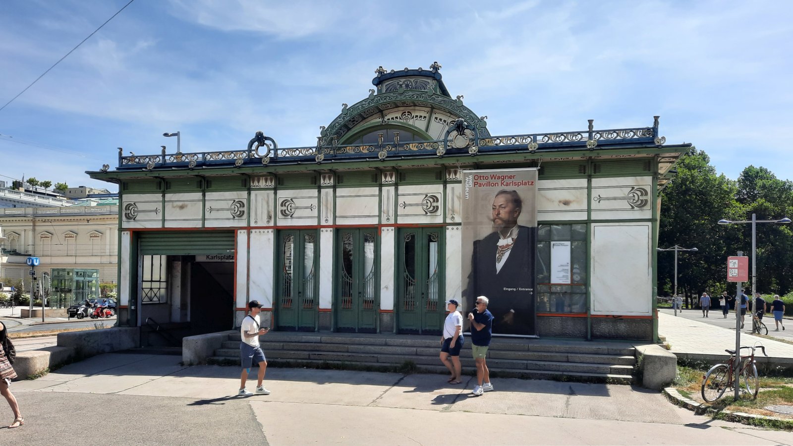 Zdobný secesní pavilon od architekta Otto Wagnera ve stanici Karlsplatz s tematickou sbírkou umění