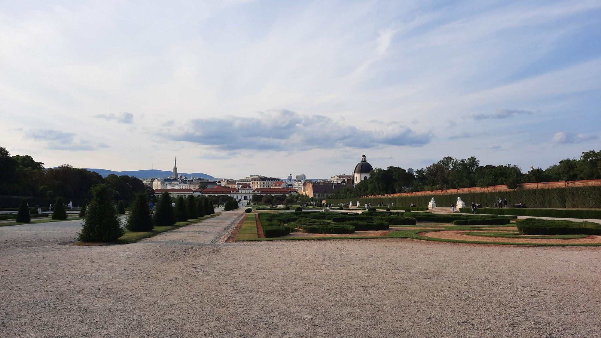 Pohled parkem na Dolní Belveder (Unteres Belvedere)