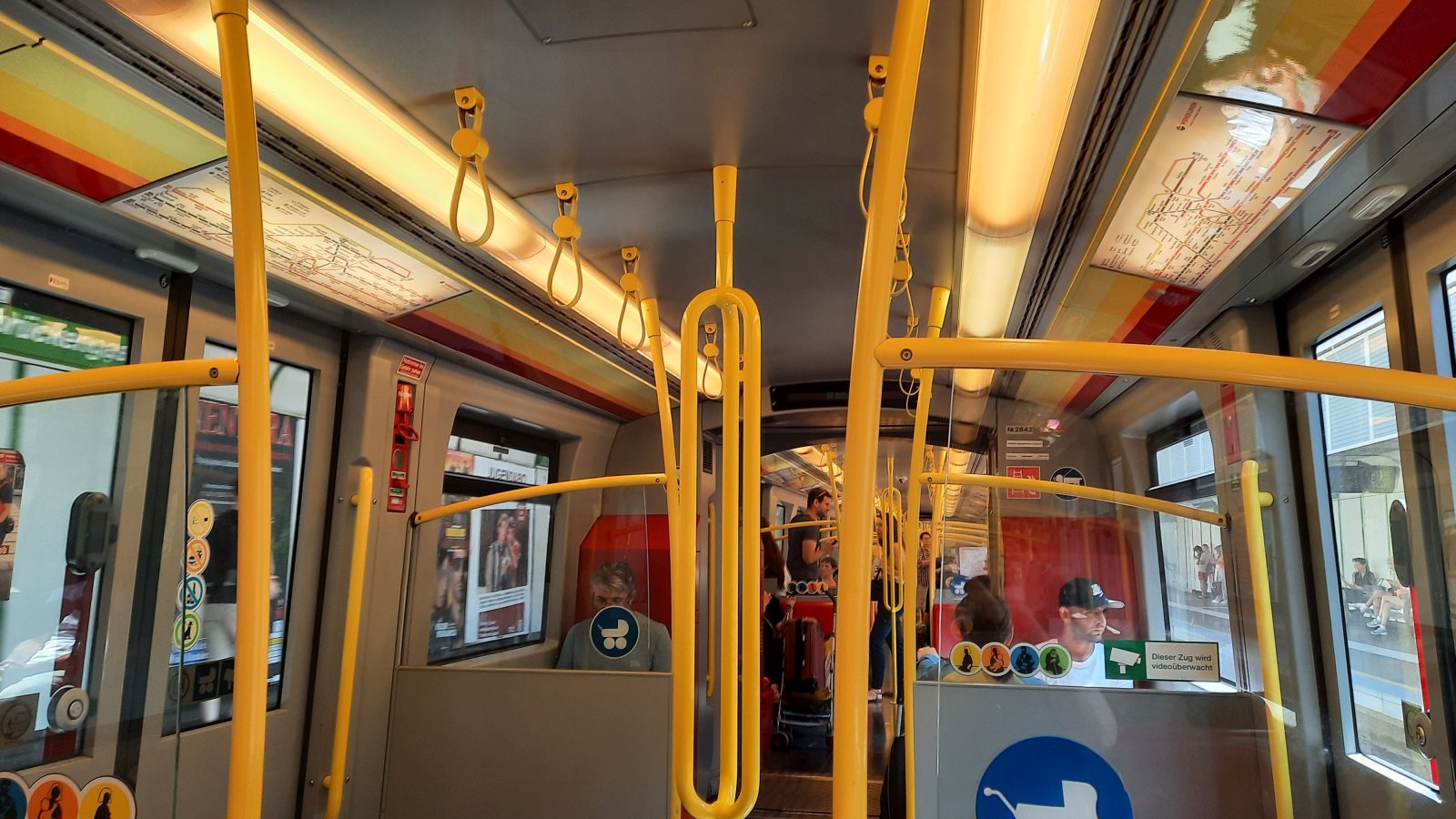 Interiér vozu metra linky U4