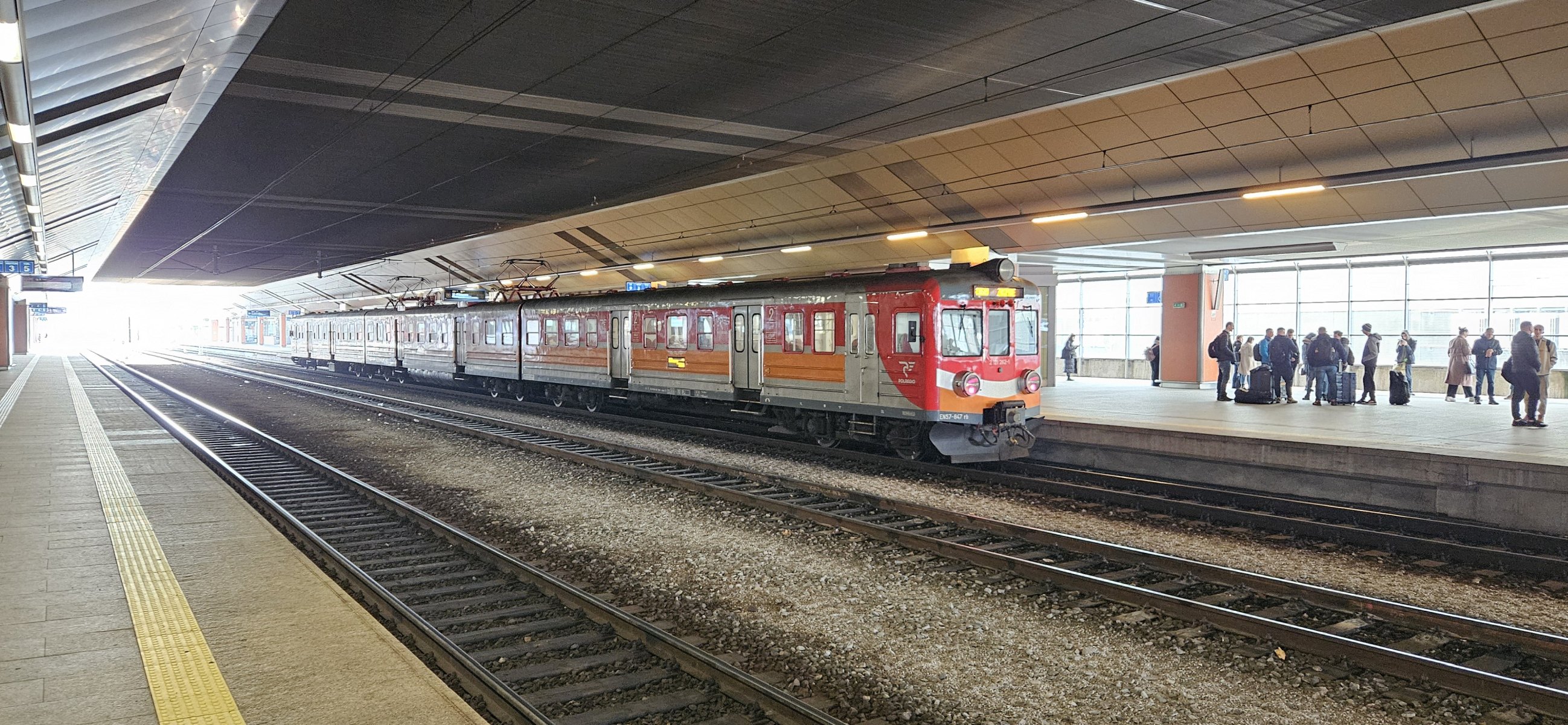 Polregio EN57 847 2121 262-1 na nádraží Kraków Gł.