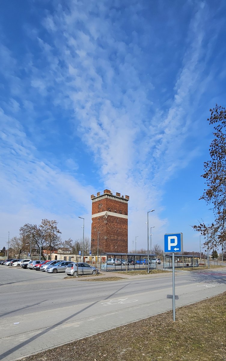 Jędrzejów - vodárenská věž s parkovištěm u nádraží