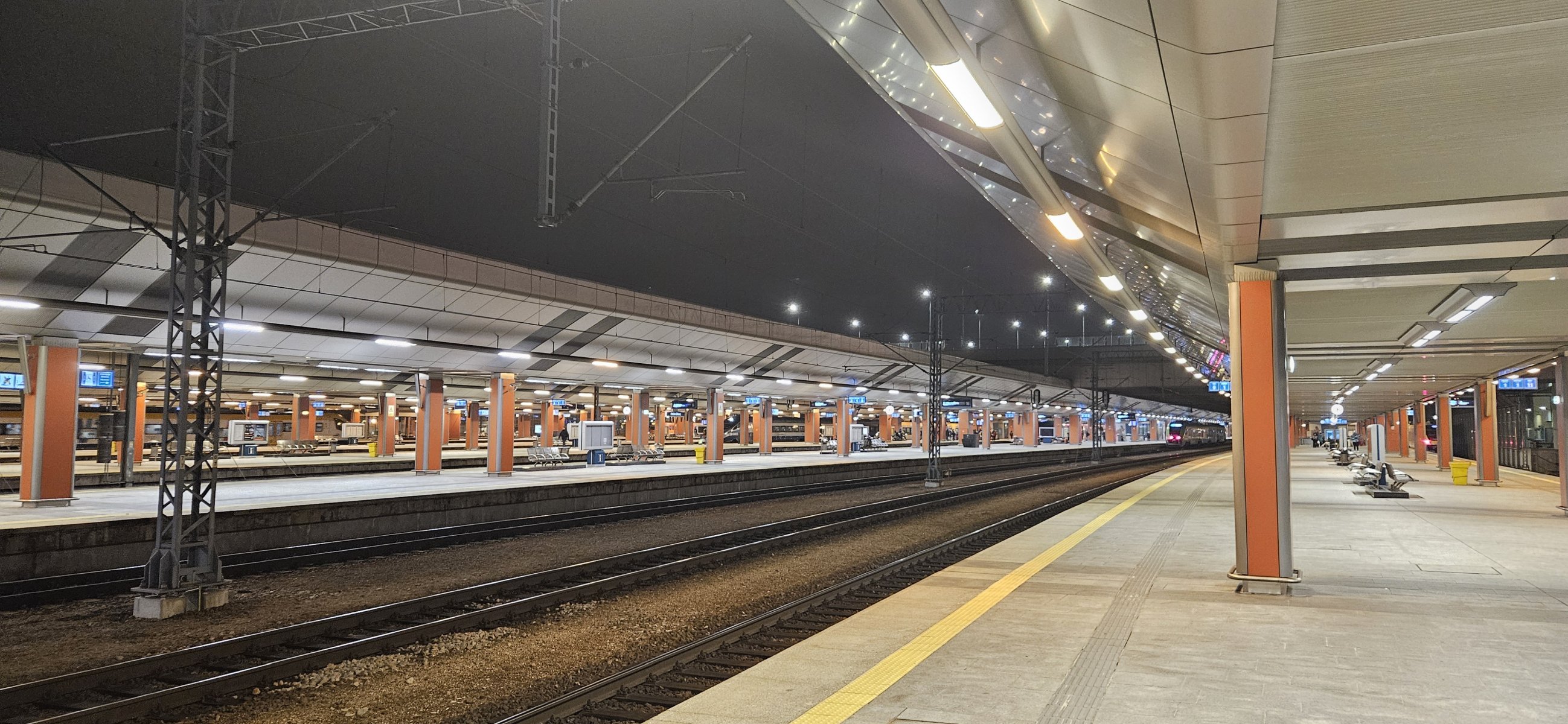 Kraków Główny - perón nádraží večer