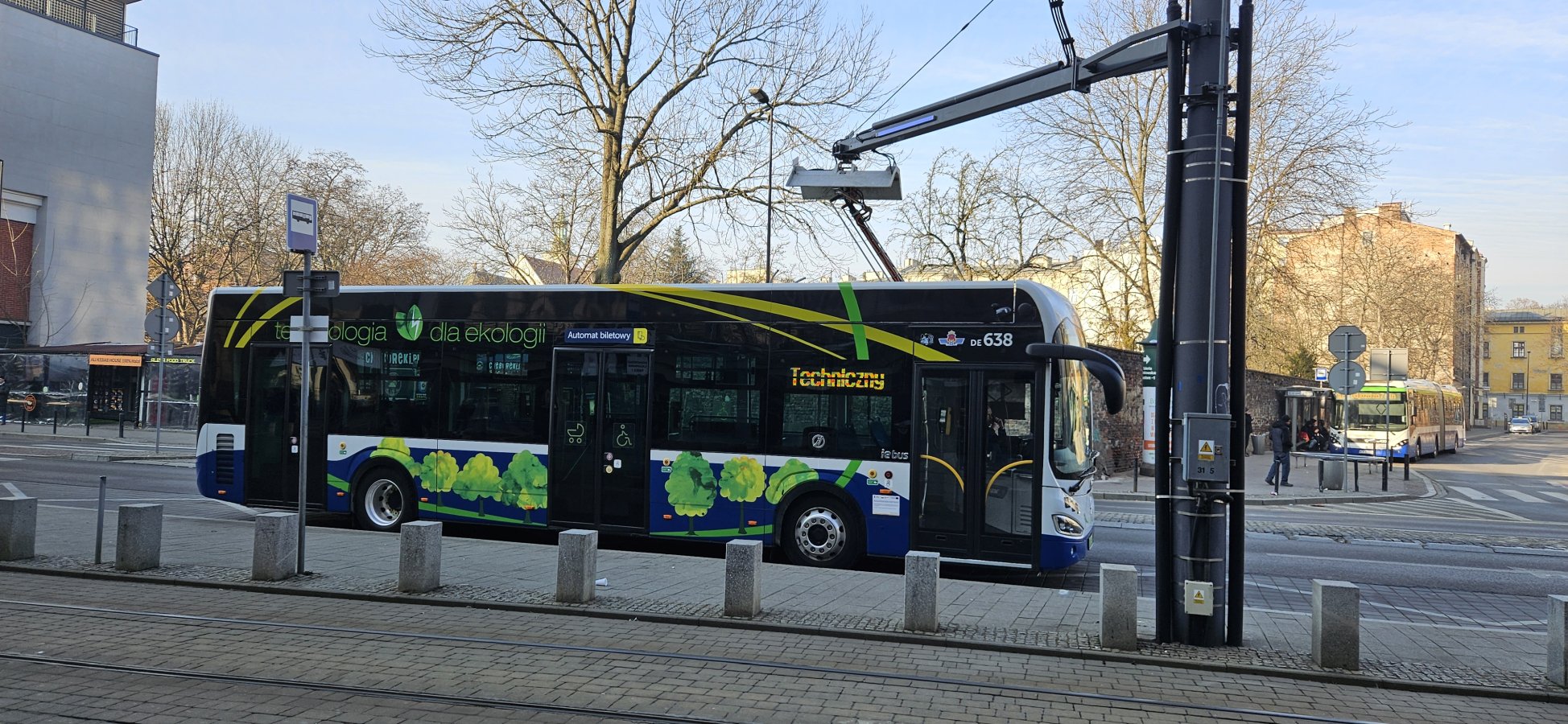 Nabíjení autobusu na ulici Pawia před Galerií Krakowskou