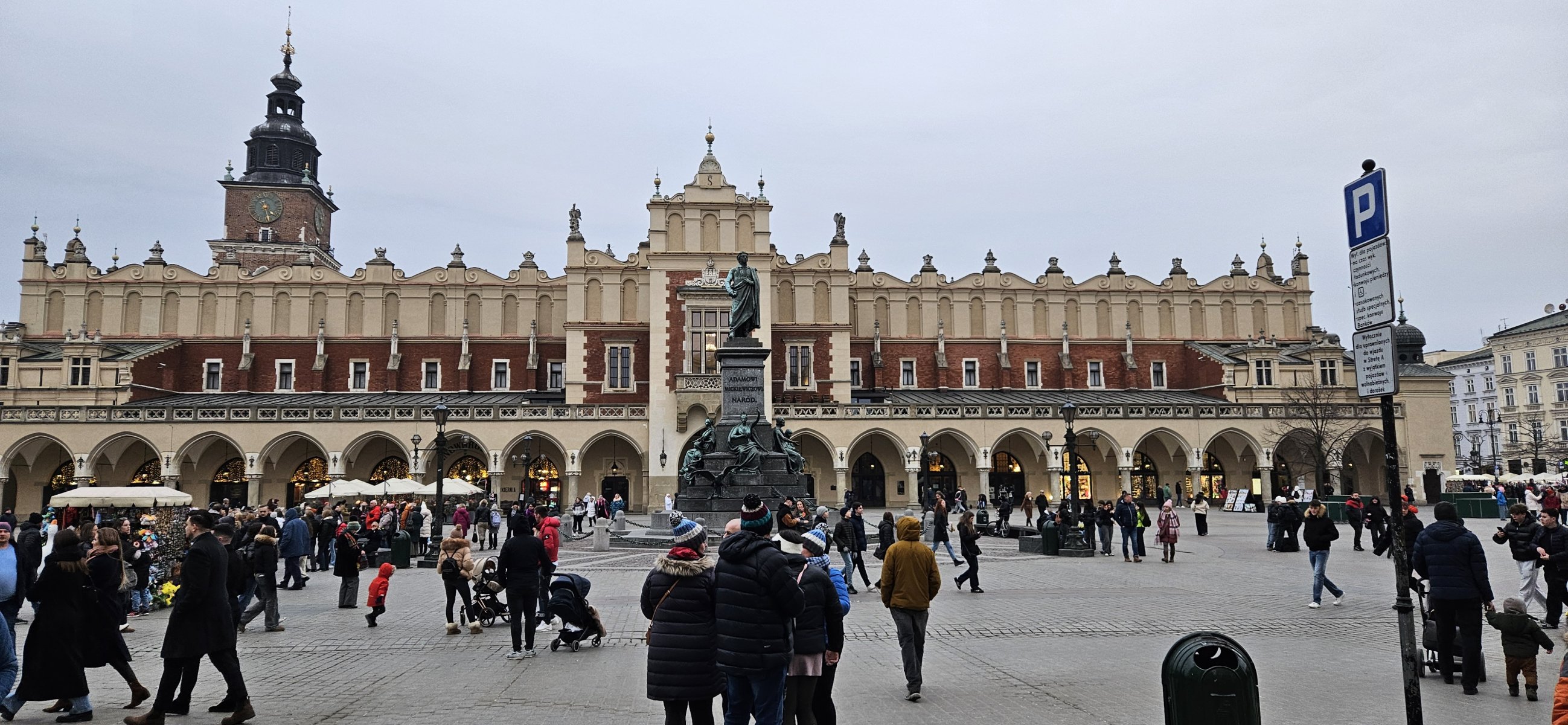 Pohled na pomník Adama Mickiewicza v pozadí Sukiennice na Hlavním náměstí (Rynek Główny)