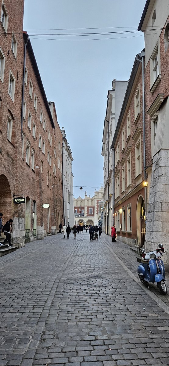 Pohled ulicí Sienna na Hlavní náměstí