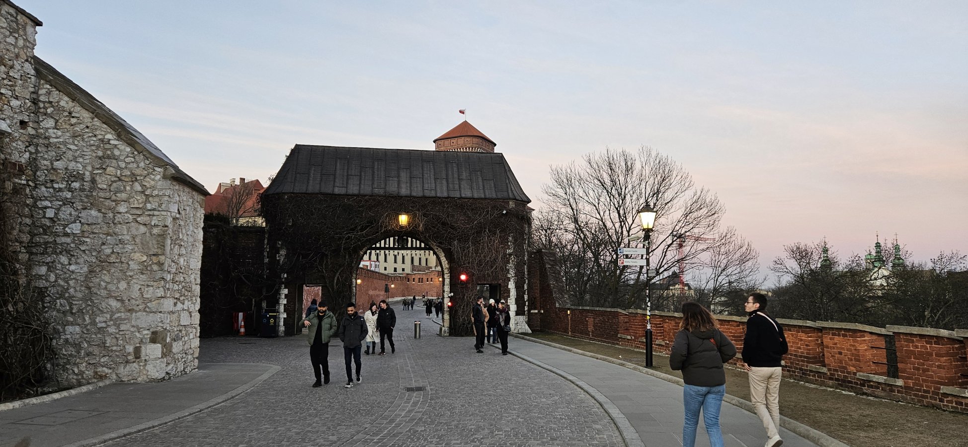 Záběr na bránu Bernardyńska (Brama Bernardyńska), Královský hrad na Wawelu
