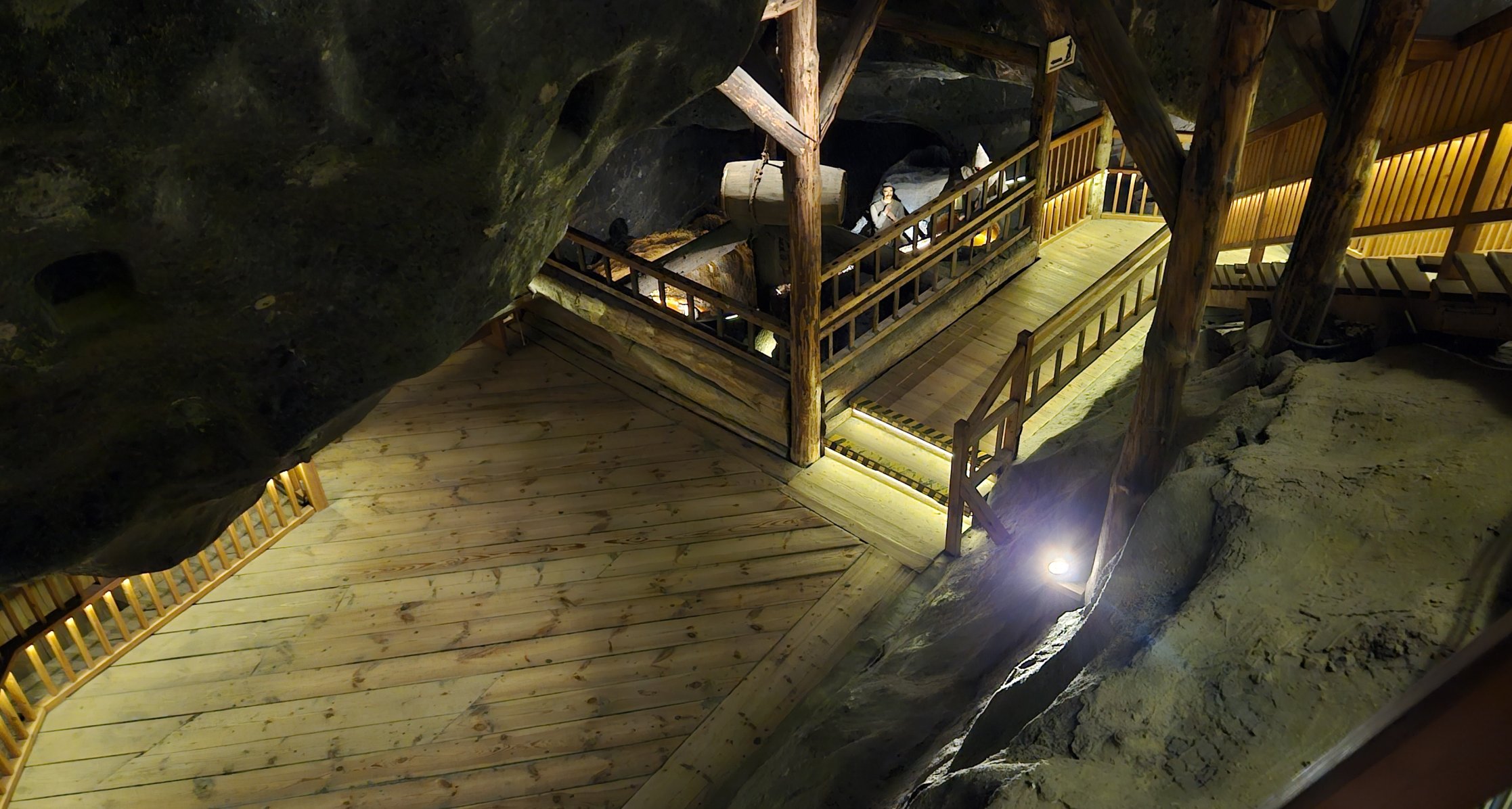 Wieliczka - solný důl - sestup do nižších pater