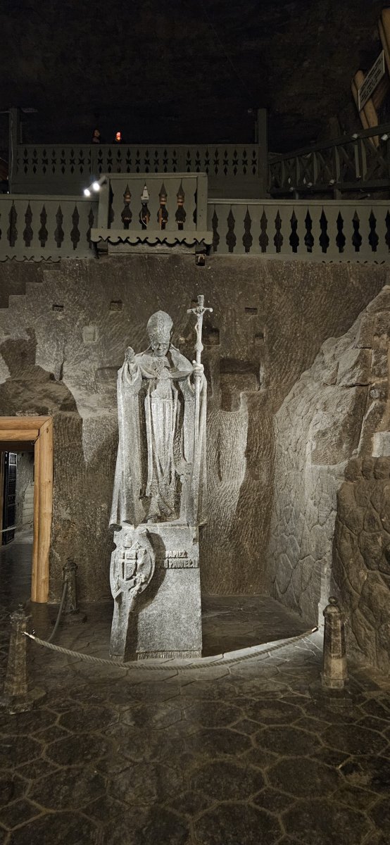 Wieliczka - solný důl - Kaple svaté Kingy - socha papeže Jana Pavla II.