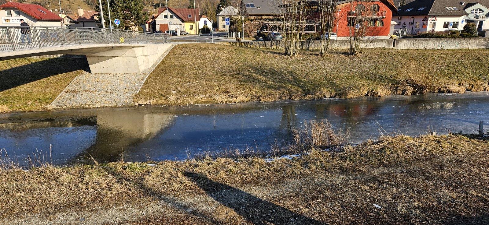 Záběr na zmrzlou Dřevnici u zastávky Zlín-Příluky