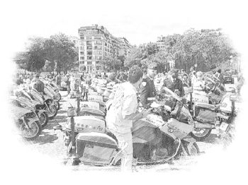 Záběr na policejní jednotky na motorkách u Trocadéra