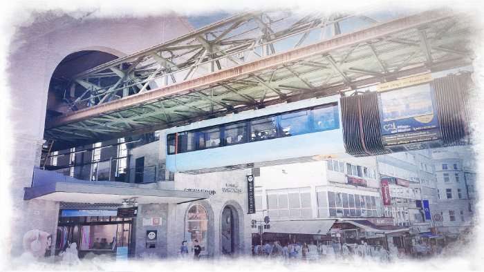 Souprava Schwebebahn zajíždí do stanice Hauptbahnhof